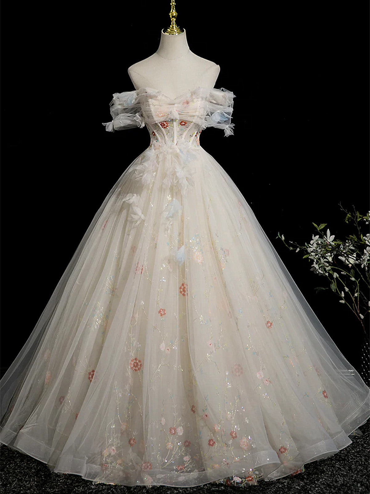 Vestido de noche largo con hombros descubiertos y tul color marfil de corte A 