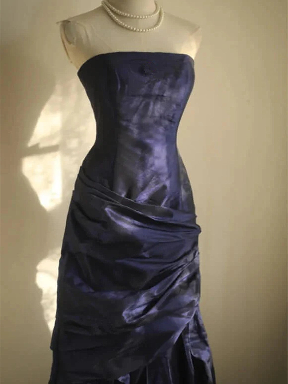 Vestido de fiesta sin tirantes de tafetán azul marino con escote redondo 