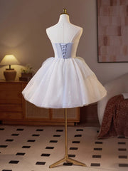 Lindo vestido de fiesta corto de tul con escote en forma de corazón y hombros descubiertos 