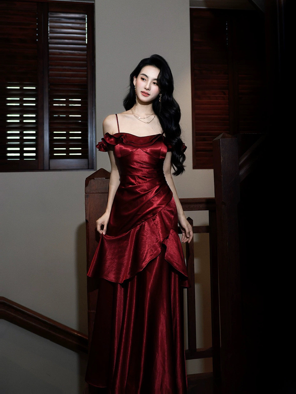 Vestido de fiesta largo de corte A con tirantes en color rojo vino 