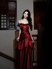 Vestido de fiesta largo de corte A con tirantes en color rojo vino 