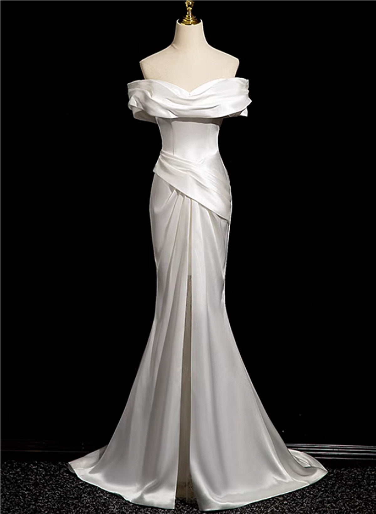 Vestido de fiesta largo de sirena de satén blanco con hombros descubiertos 