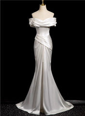 Vestido de fiesta largo de sirena de satén blanco con hombros descubiertos 