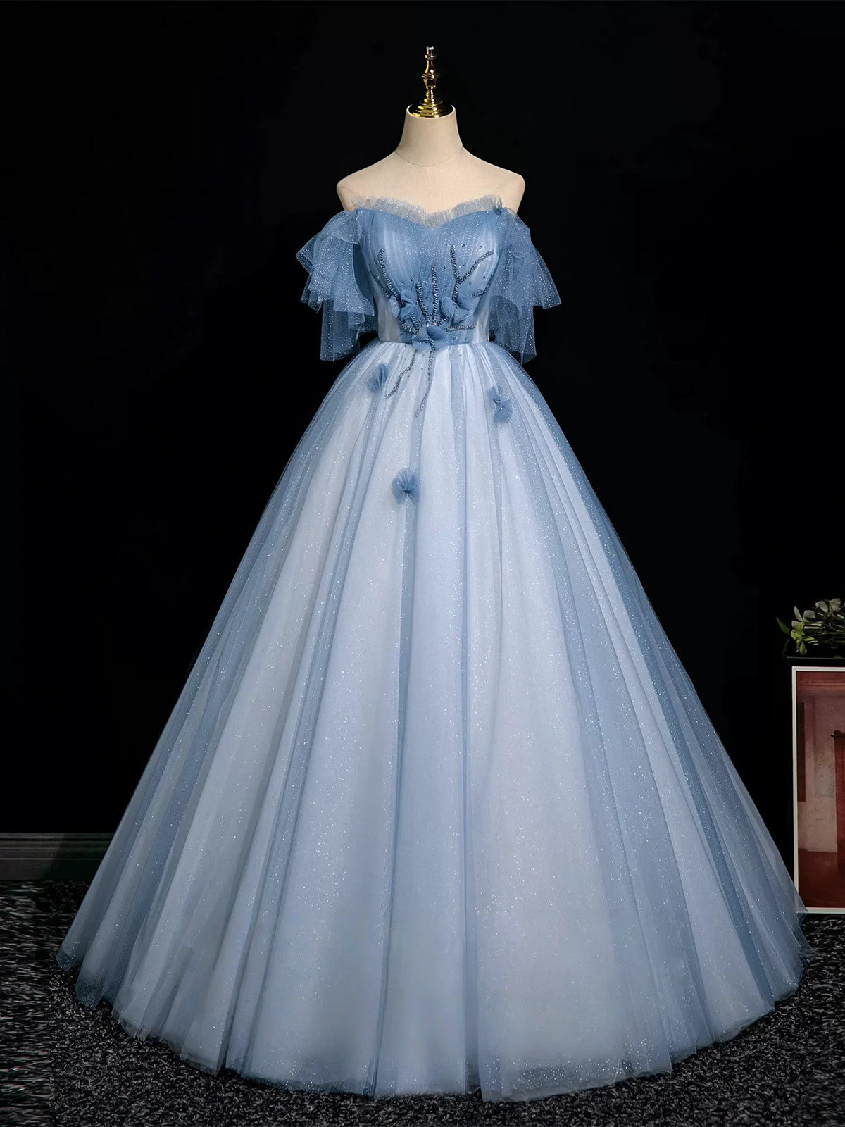 Vestido de fiesta azul de tul con escote en forma de A, hombros descubiertos y cuentas en forma de corazón 