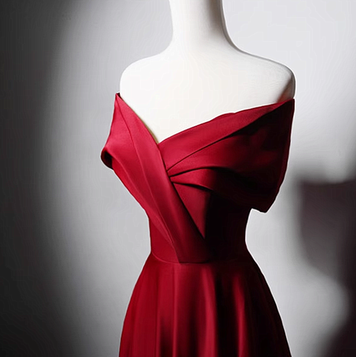 Vestido de fiesta de satén rojo vino con hombros descubiertos y corte A 