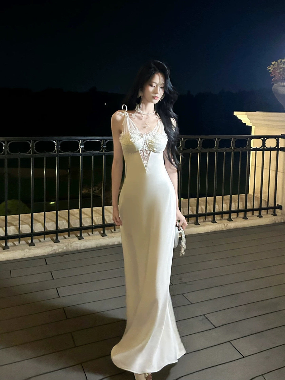 Vestido de noche largo de satén suave color marfil con encaje 