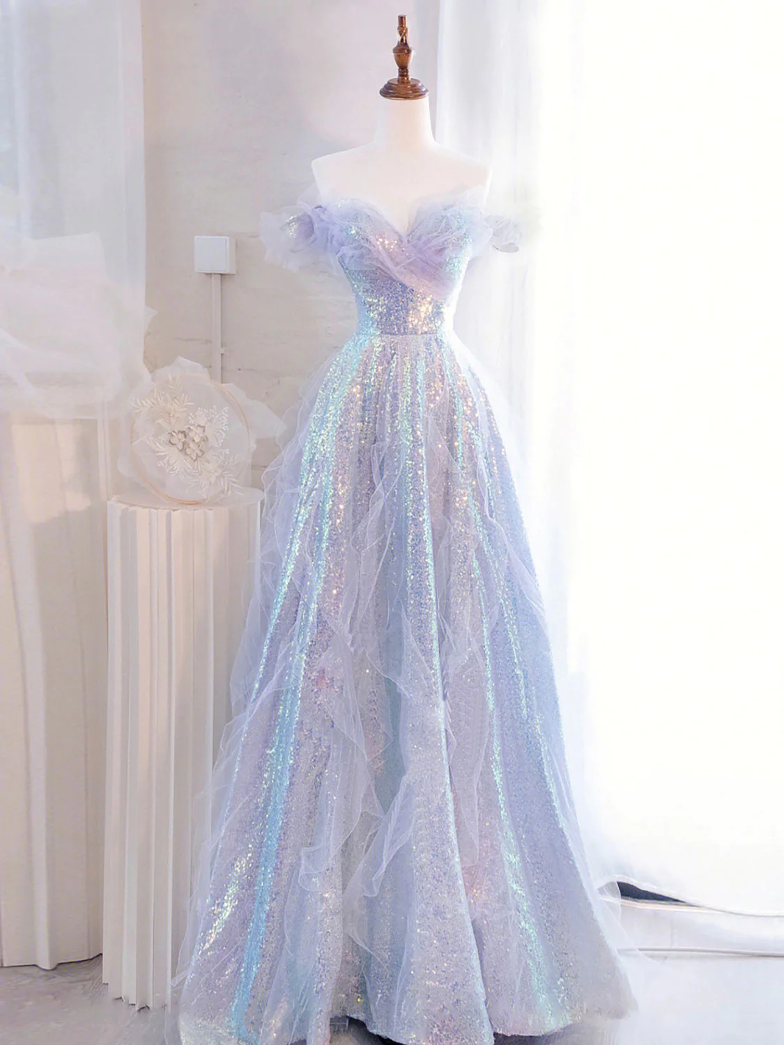 Precioso vestido de fiesta de tul y lentejuelas con corte A y hombros descubiertos 