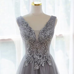 Vestido formal largo de tul con encaje en color gris 