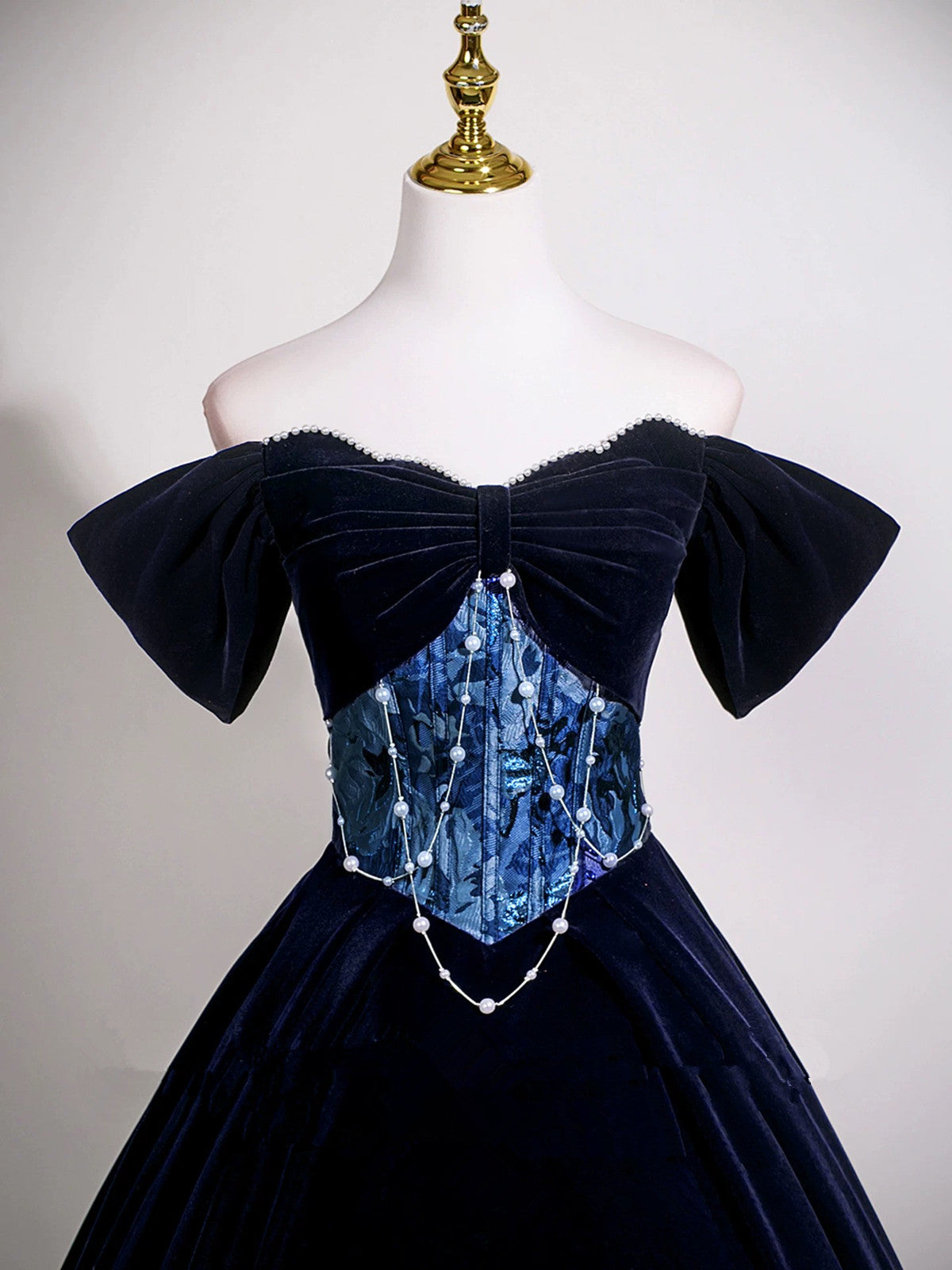 Vestido de fiesta azul marino de terciopelo con hombros descubiertos y largo hasta el suelo 