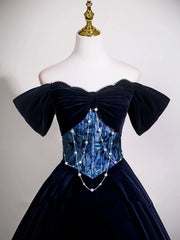 Vestido de fiesta azul marino de terciopelo con hombros descubiertos y largo hasta el suelo 