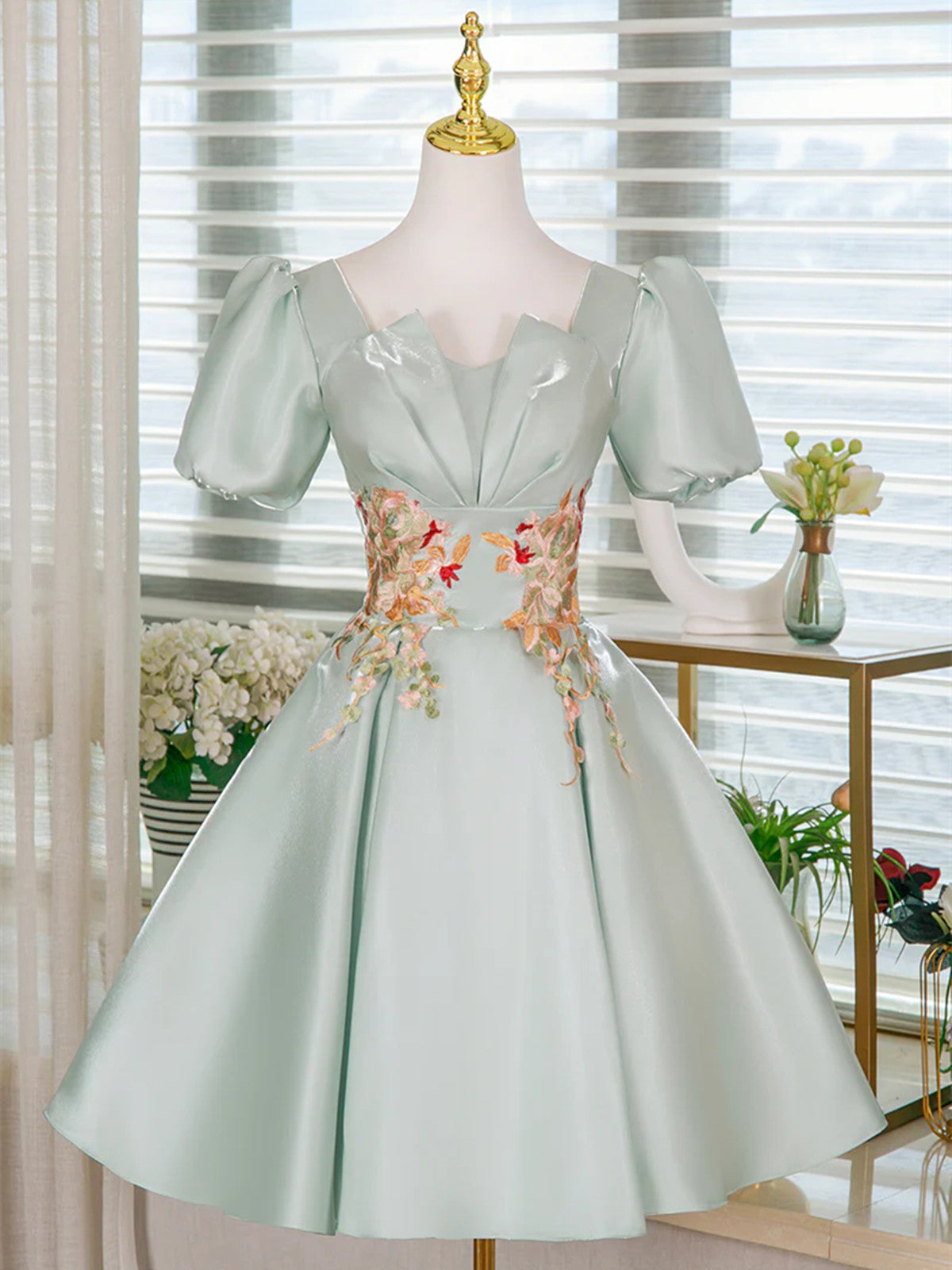 Vestido de fiesta de satén verde con corte en A y mangas cortas y flores 