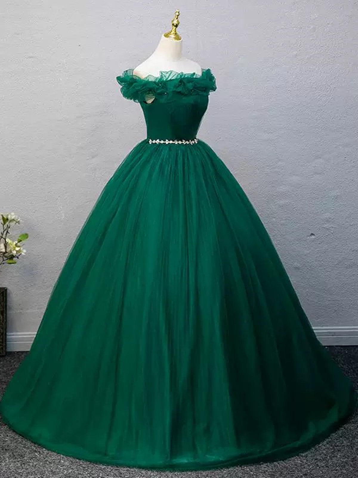 Vestido de fiesta de tul con hombros descubiertos y cuentas verdes 