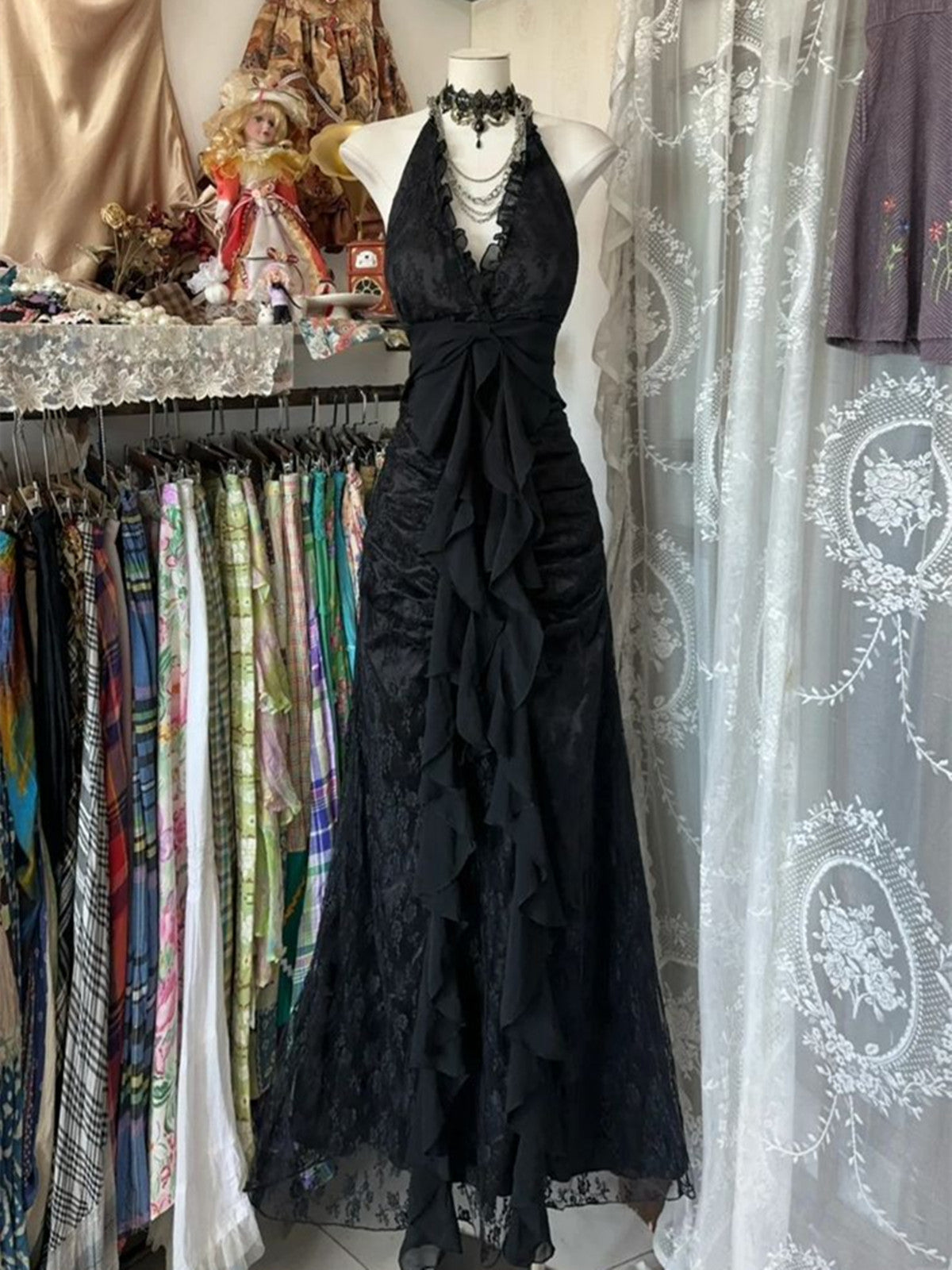 Lindo vestido de fiesta de encaje negro con escote en V y corte A 