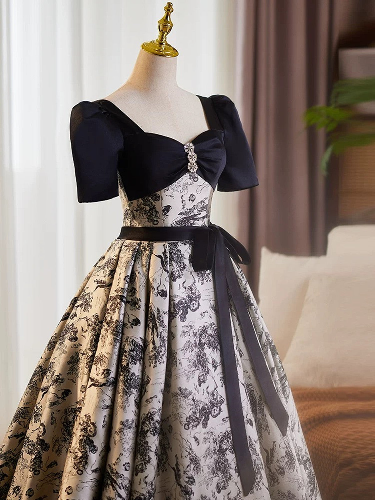 Vestido de fiesta negro de satén con mangas cortas y cuentas, corte en A 