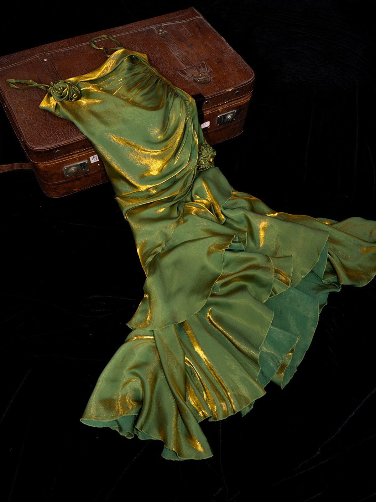 Vestido de fiesta largo de satén con tirantes únicos y escote redondo 