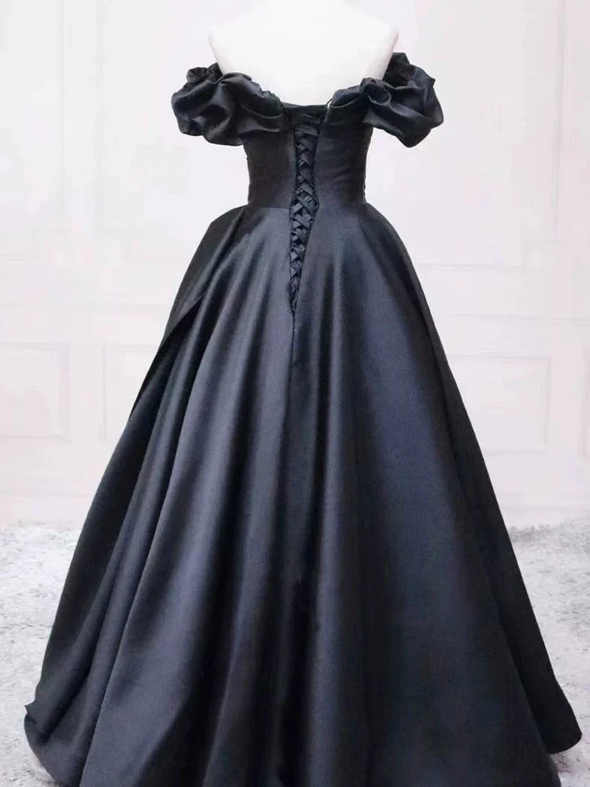 Vestido de fiesta largo de satén negro con escote en forma de corazón y hombros descubiertos 