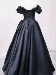 Vestido de fiesta largo de satén negro con escote en forma de corazón y hombros descubiertos 