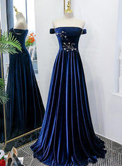 Vestido de noche elegante de terciopelo azul con cuentas y hombros descubiertos 