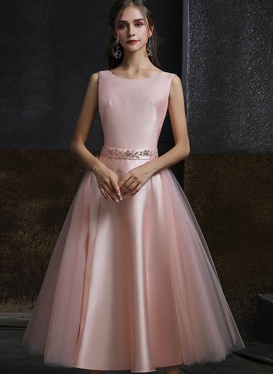 Vestido de fiesta rosa de satén y tul con espalda en V y largo hasta la rodilla 