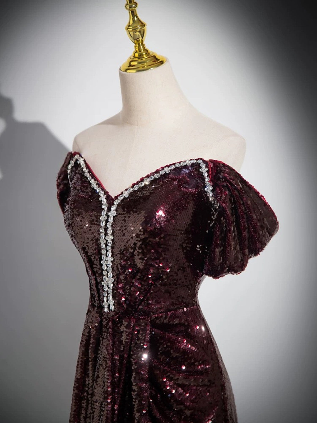 Vestido de fiesta largo con cuentas y lentejuelas color granate, corte A 