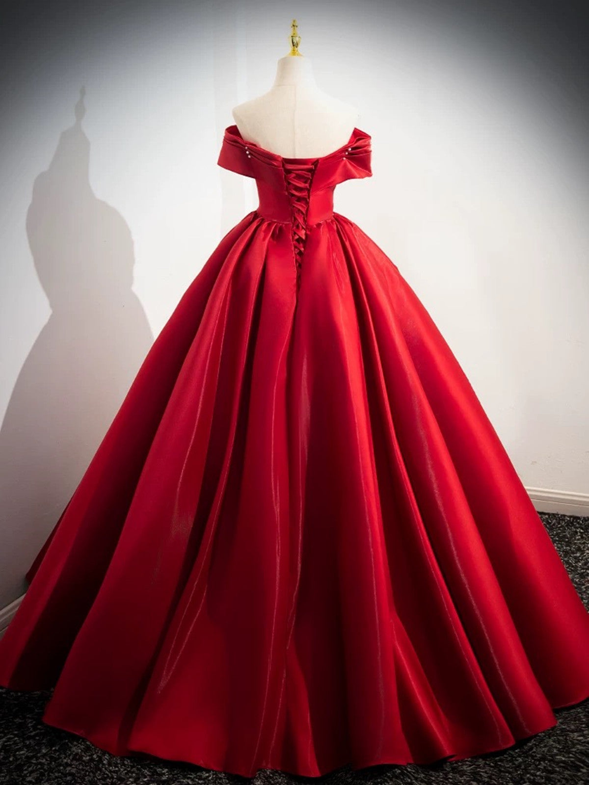 Vestido formal largo con cordones y hombros descubiertos de satén rojo 