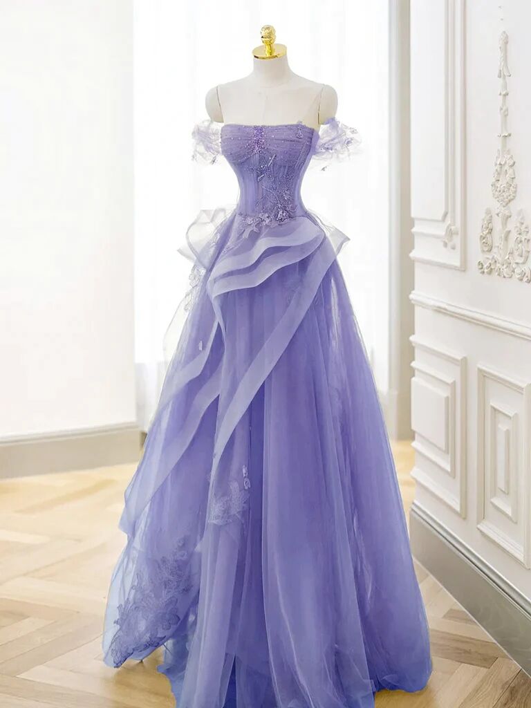 Vestido de fiesta largo de tul con escote en forma de corazón y hombros descubiertos en color morado 