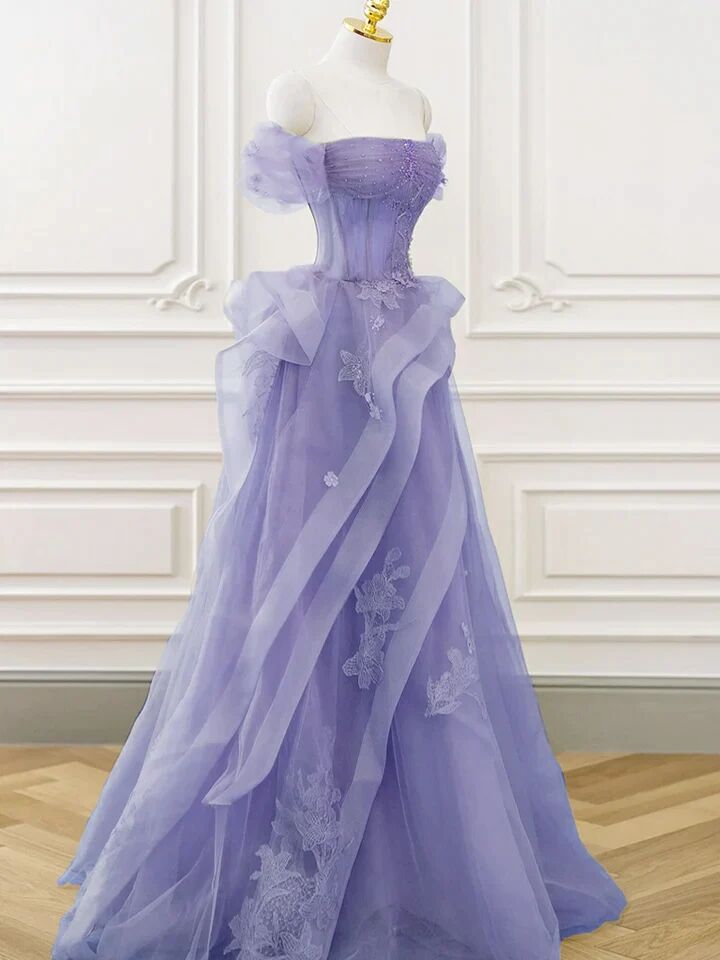 Vestido de fiesta largo de tul con escote en forma de corazón y hombros descubiertos en color morado 