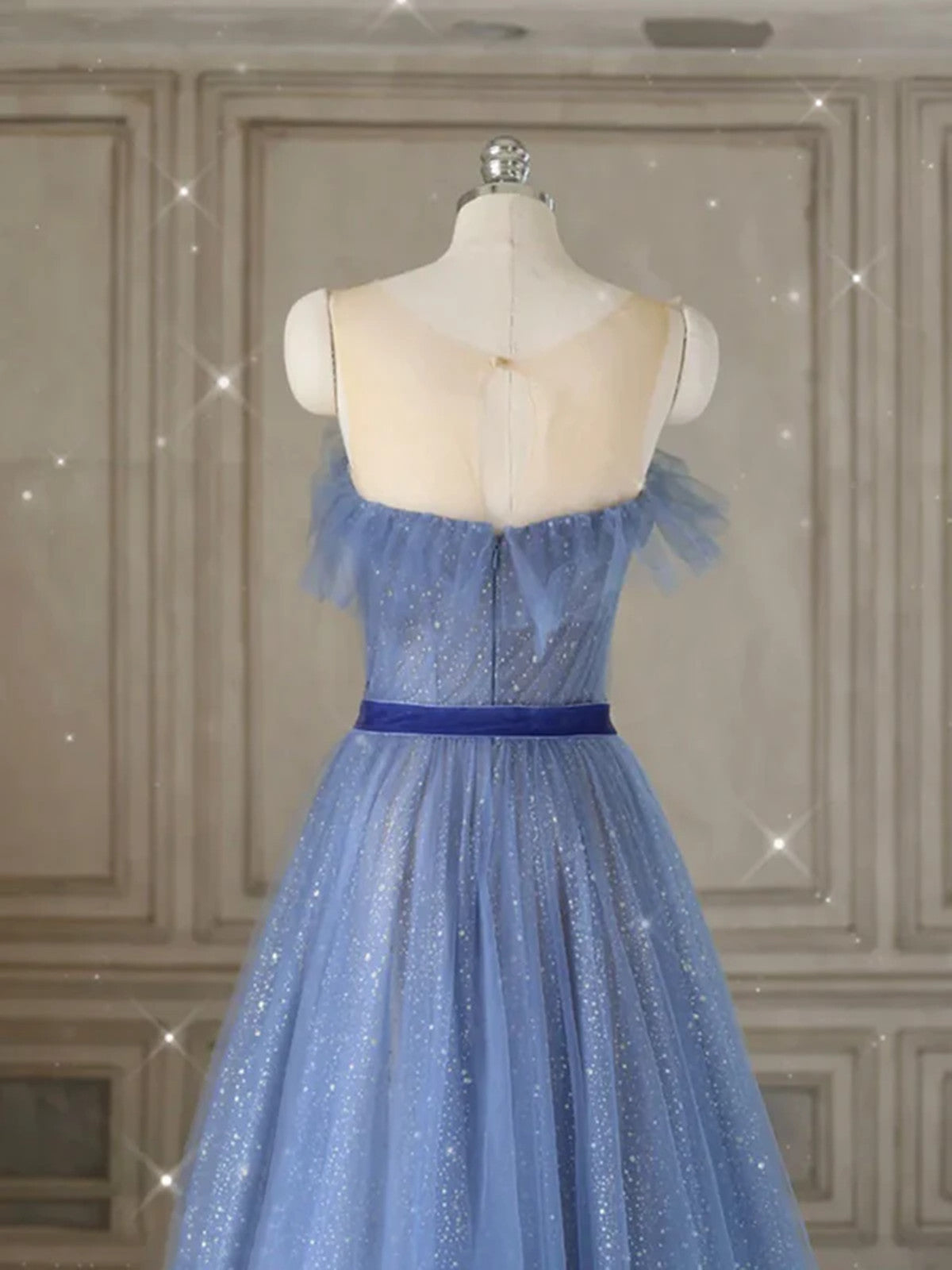 Vestido de fiesta largo de tul azul con corte A y cuello alto 