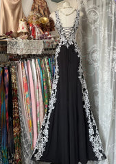 Vestido formal de sirena negro con tirantes de licra y encaje 