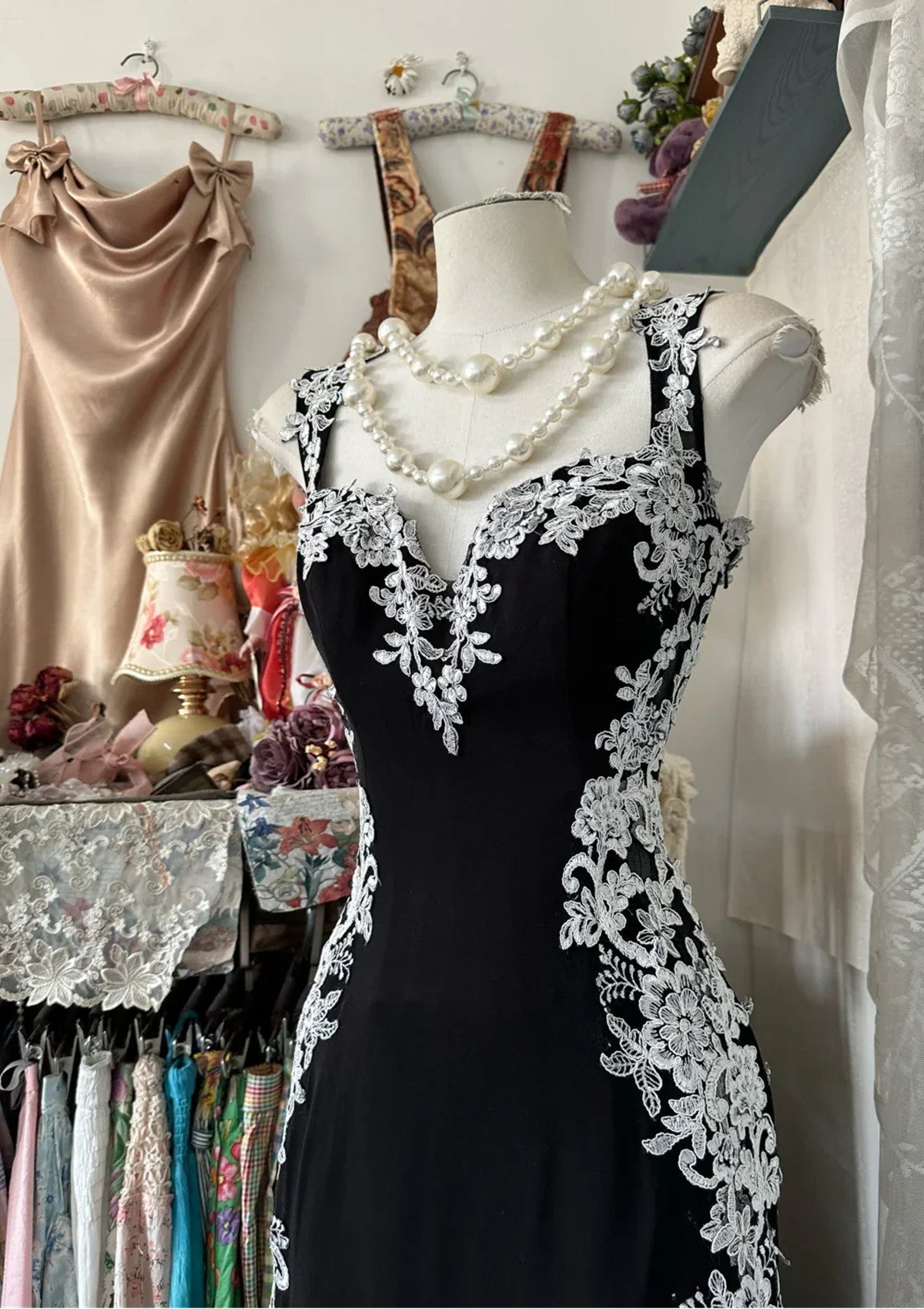 Vestido formal de sirena negro con tirantes de licra y encaje 