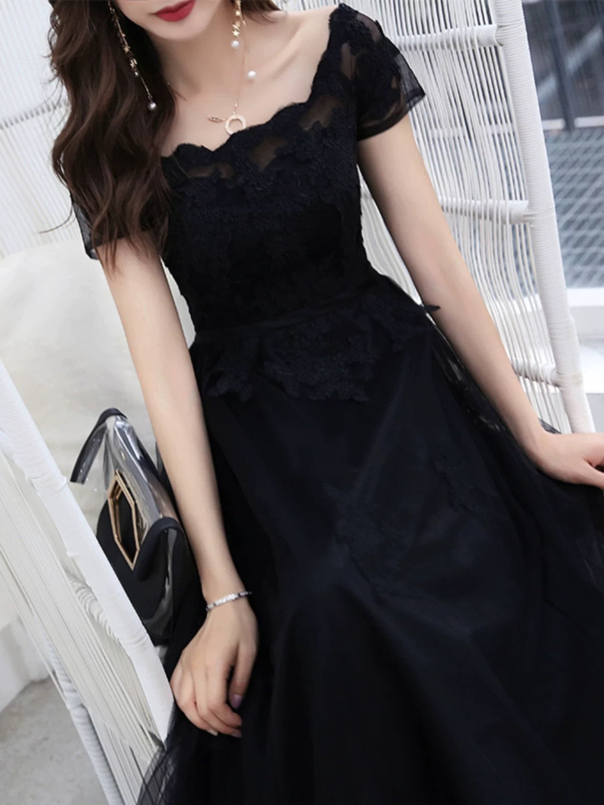 Vestido de fiesta negro de tul con apliques de encaje en forma de A 