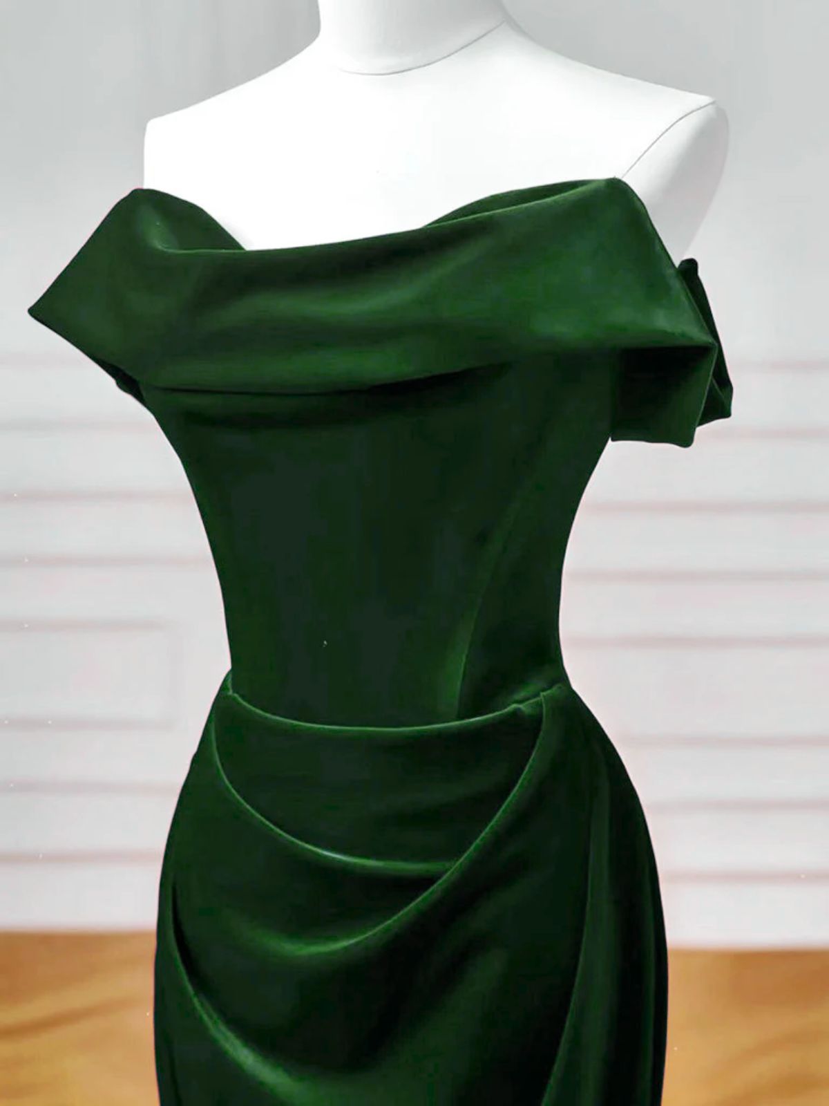 Vestido formal largo de sirena con hombros descubiertos y terciopelo verde 