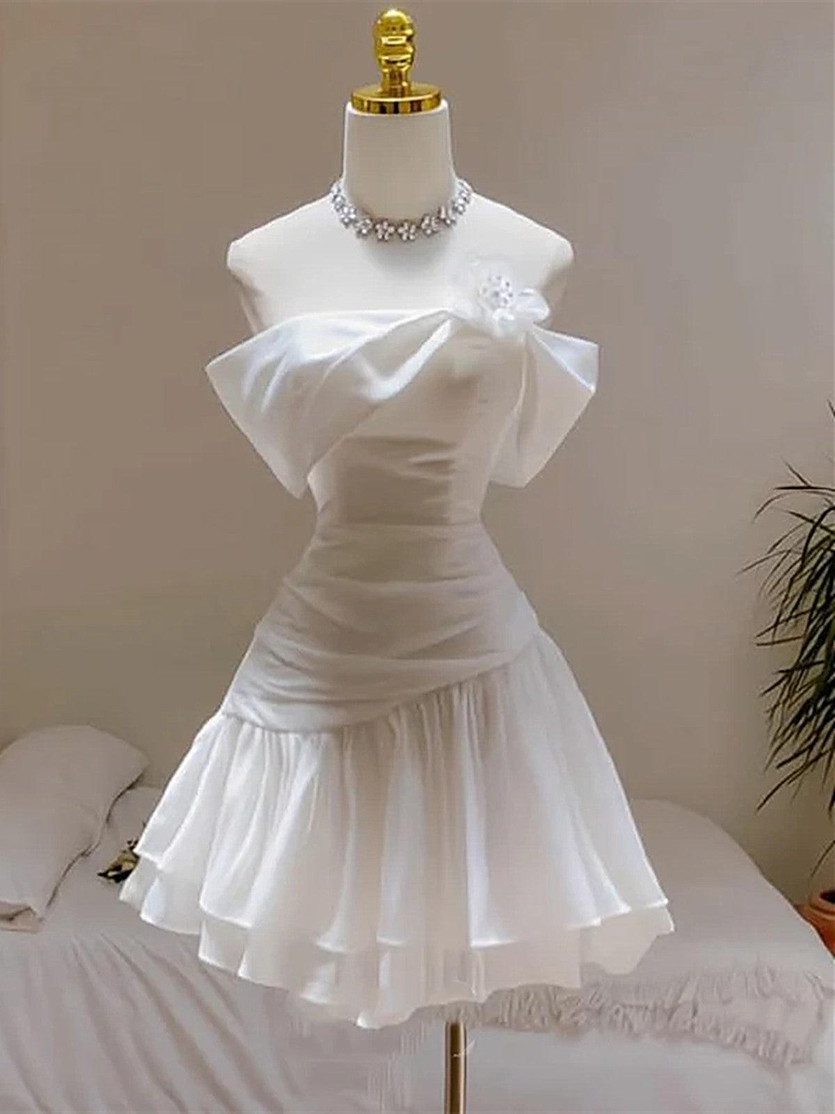 Vestido de fiesta de satén blanco hasta la rodilla para regreso a casa 