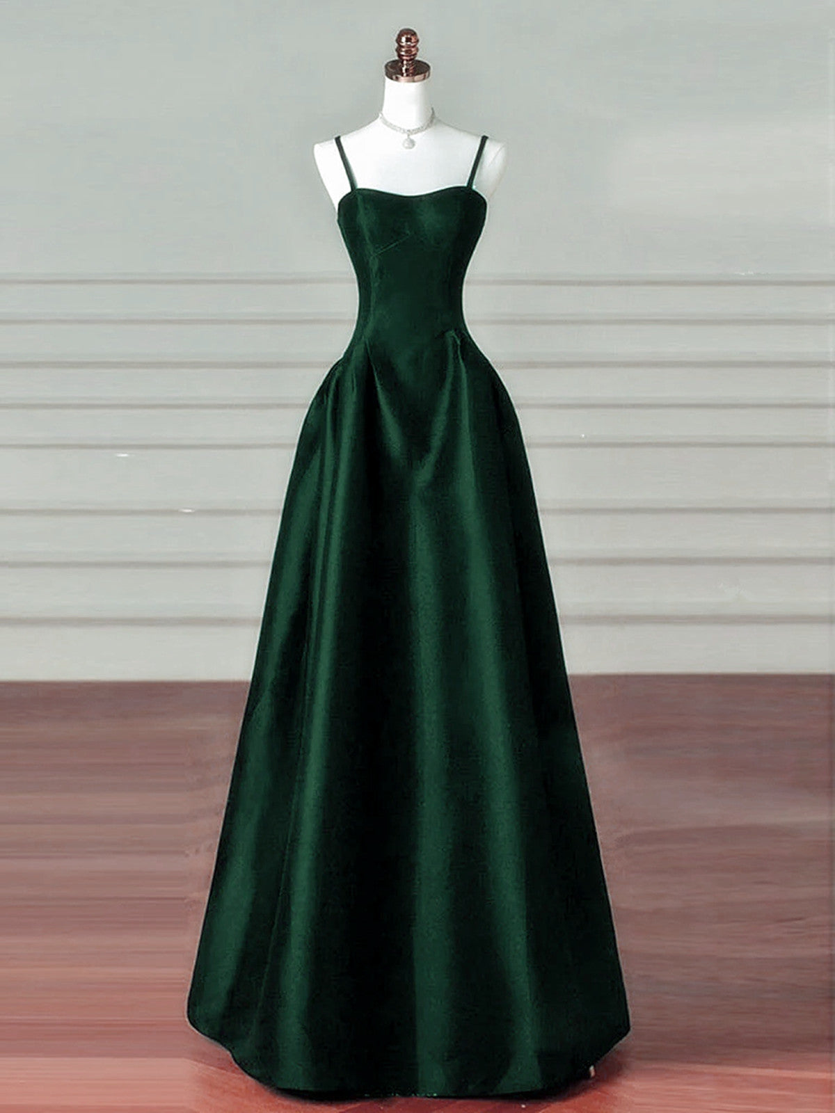 Vestido de fiesta largo de satén verde oscuro con tirantes en forma de A 