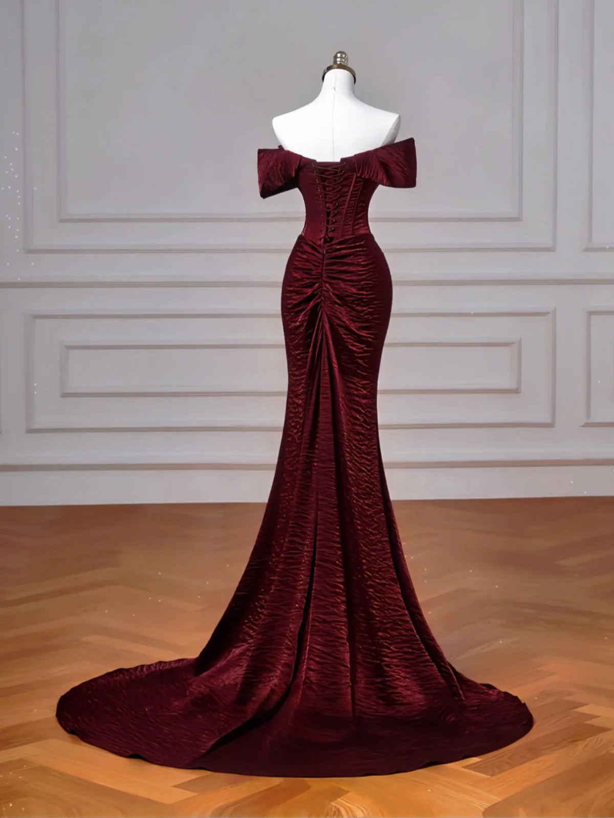 Vestido formal largo de sirena con hombros descubiertos en color rojo vino 