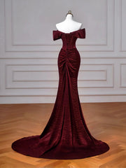 Vestido formal largo de sirena con hombros descubiertos en color rojo vino 