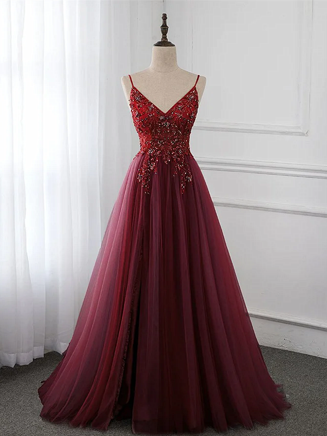 Vestido de fiesta juvenil largo de tul rojo vino con escote en V y cuentas 