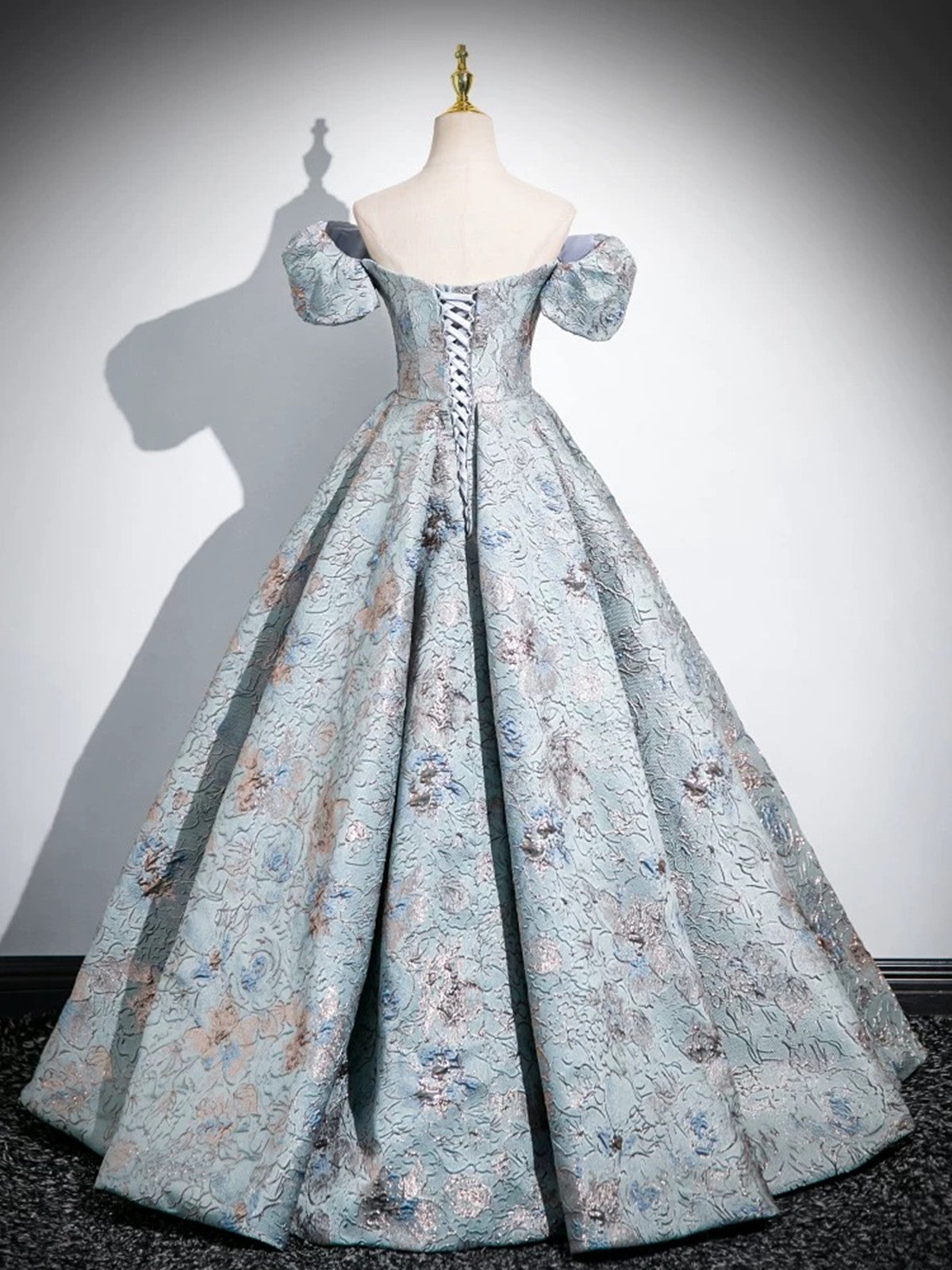 Vestido de fiesta elegante de satén floral con hombros descubiertos y corte A 