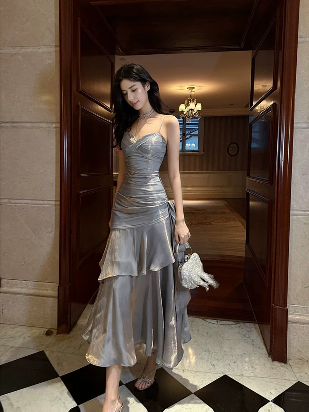 Hermoso vestido de fiesta de sirena con escote corazón en gris plateado 