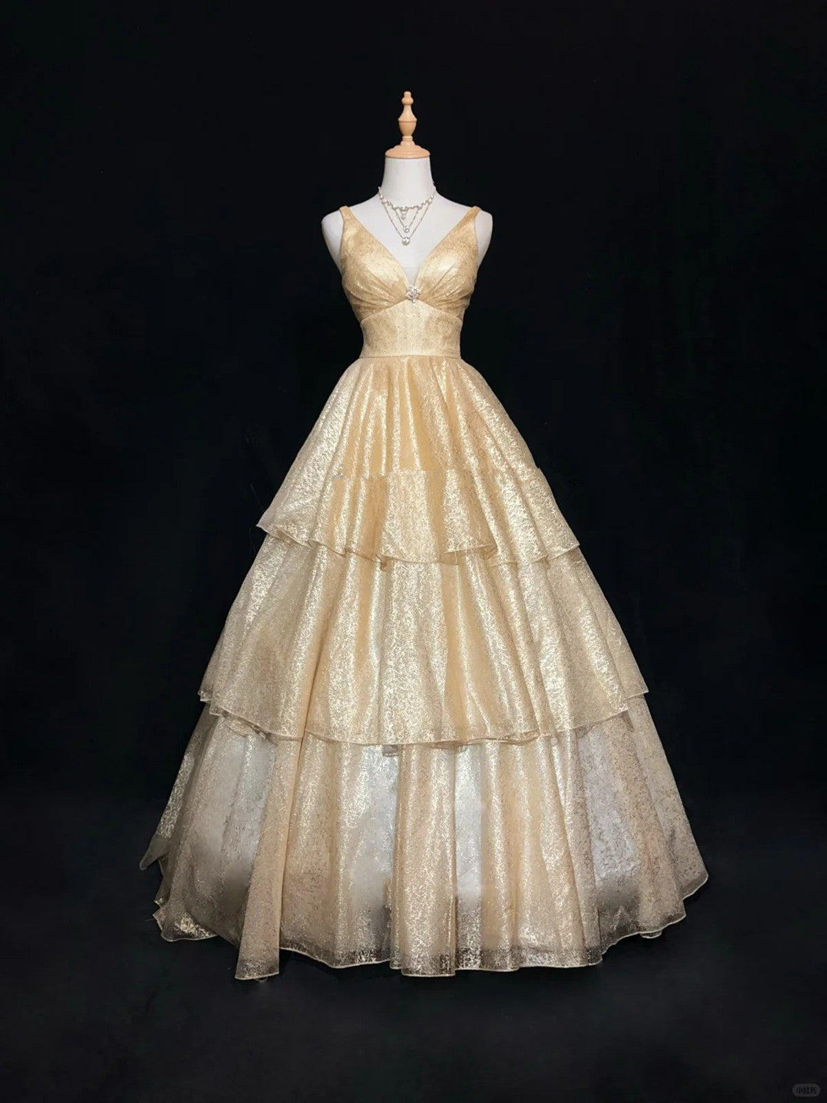 Vestido formal de tul con capas y escote en V color champán claro 