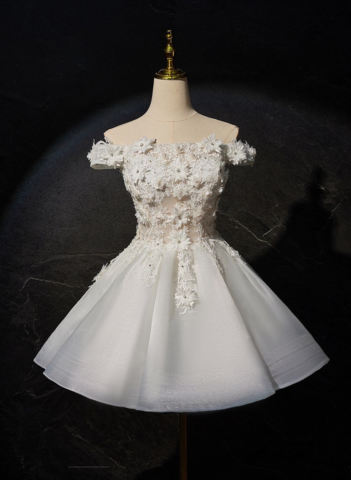 Vestido corto de fiesta con encaje y flores blancas 