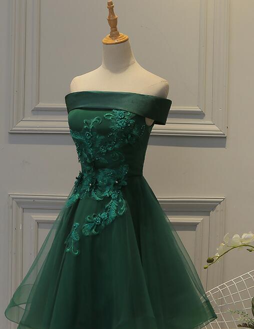 Lindo vestido de fiesta corto con hombros descubiertos en verde oscuro 