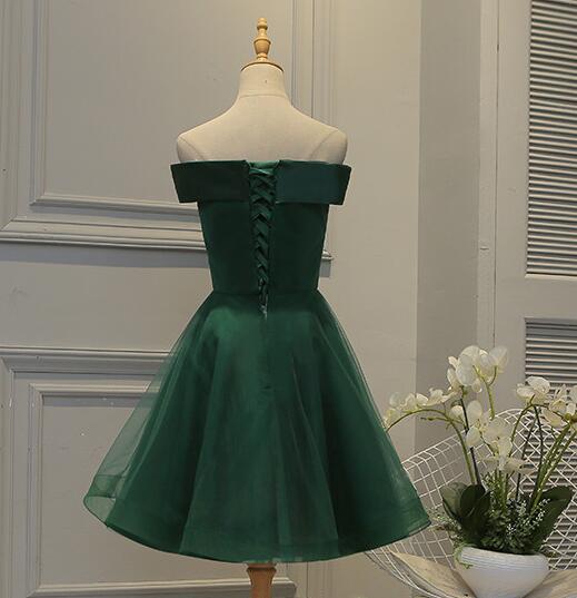 Lindo vestido de fiesta corto con hombros descubiertos en verde oscuro 