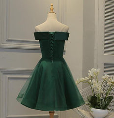 Lindo vestido de fiesta corto con hombros descubiertos en verde oscuro 