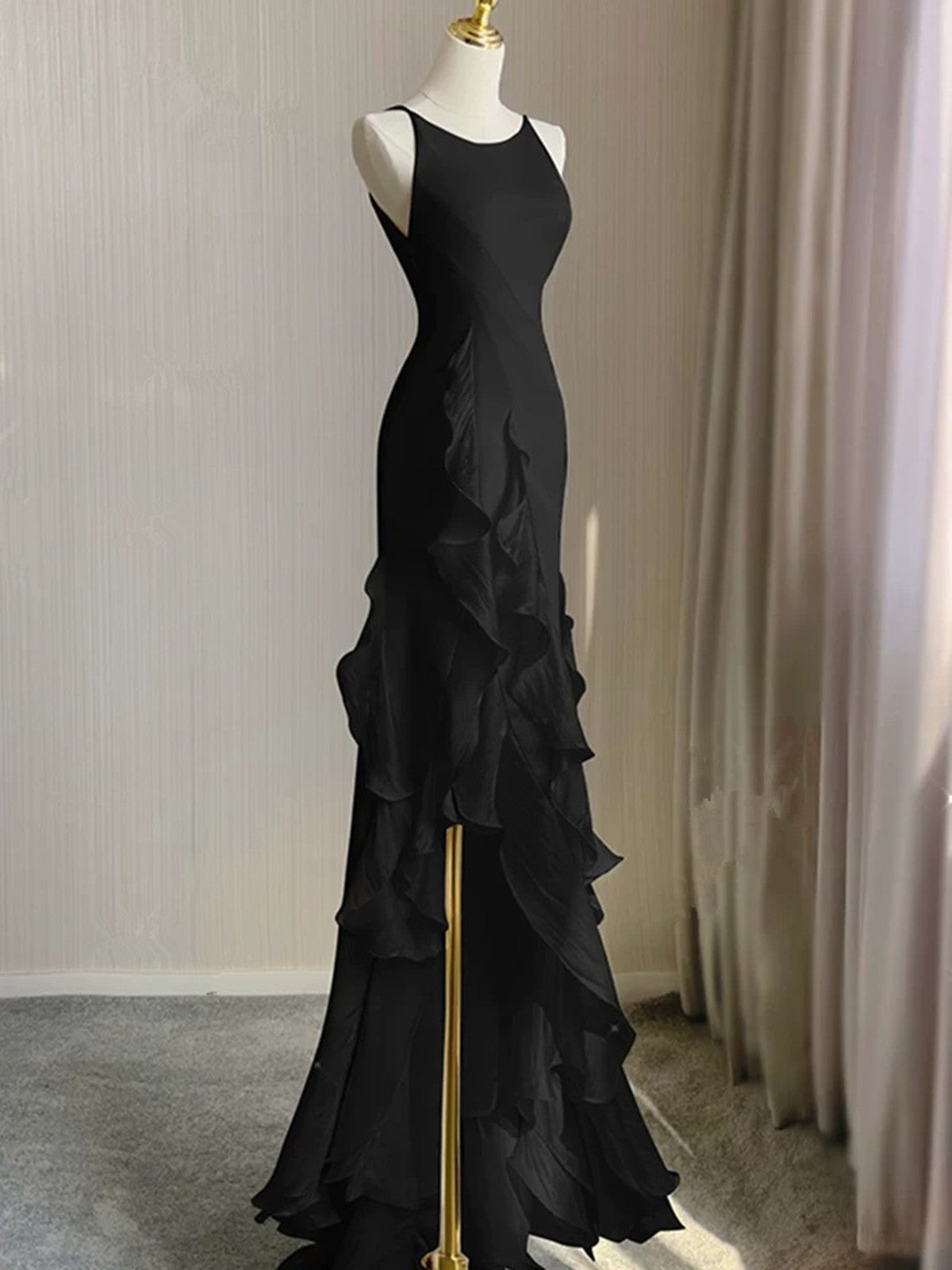 Vestido de fiesta negro de sirena con escote redondo y espalda baja 