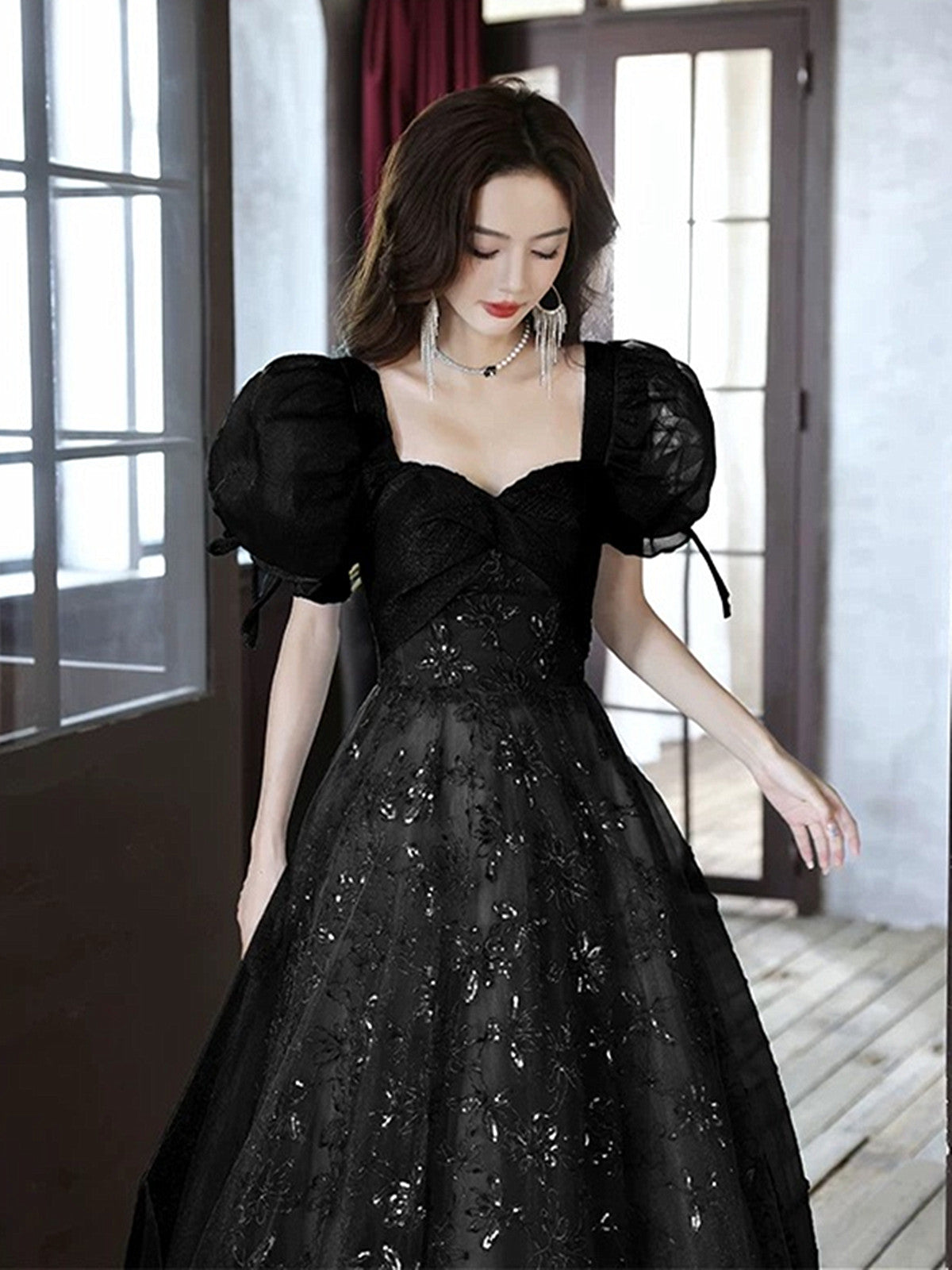 Vestido de fiesta negro de tul con escote en forma de A y mangas cortas 