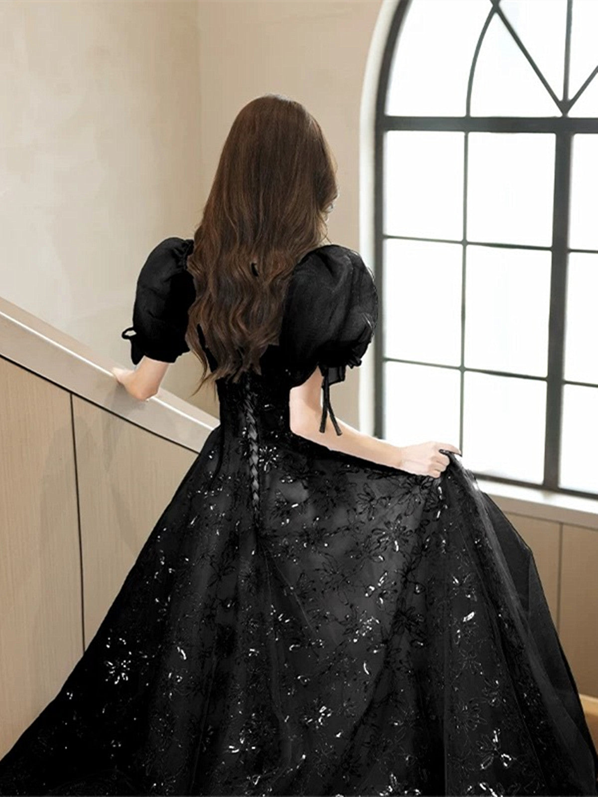 Vestido de fiesta negro de tul con escote en forma de A y mangas cortas 
