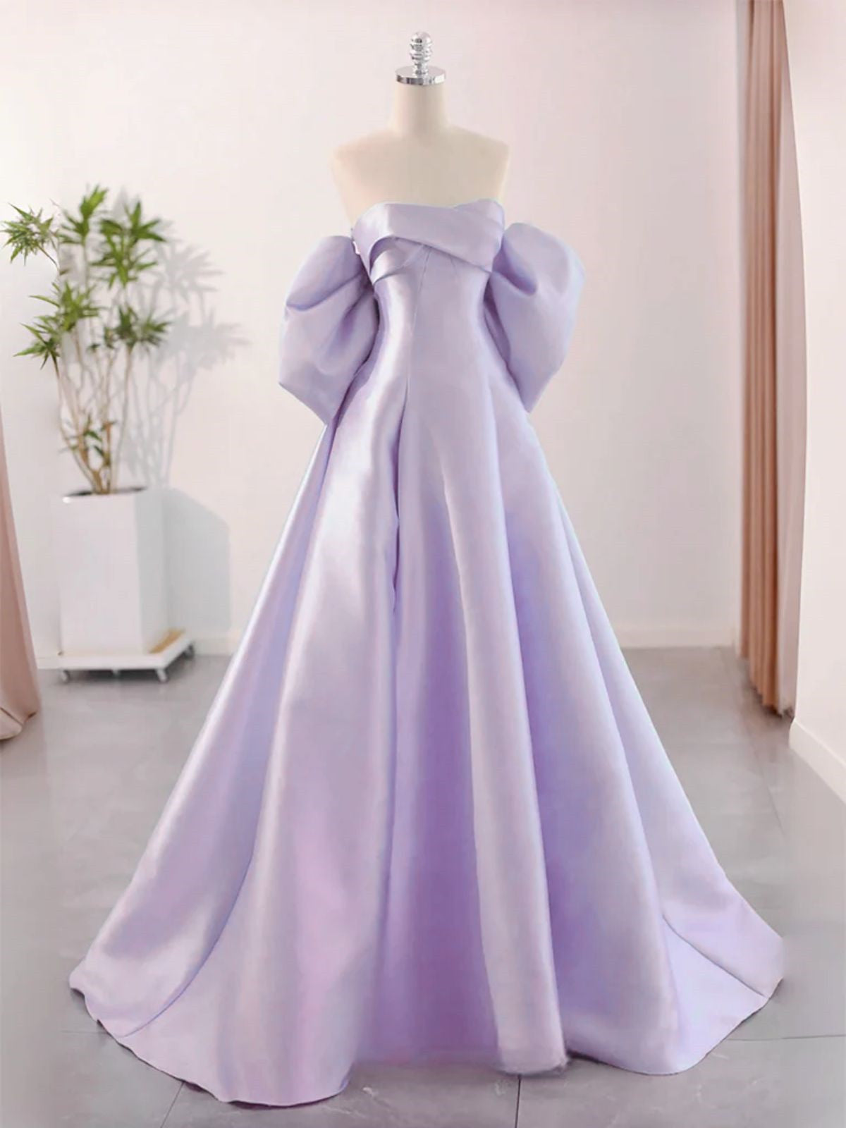 Encantador vestido de noche de satén morado con hombros descubiertos 