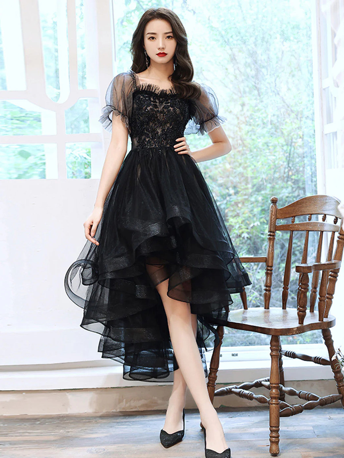 Lindo vestido de fiesta negro de tul alto bajo con apliques de encaje 