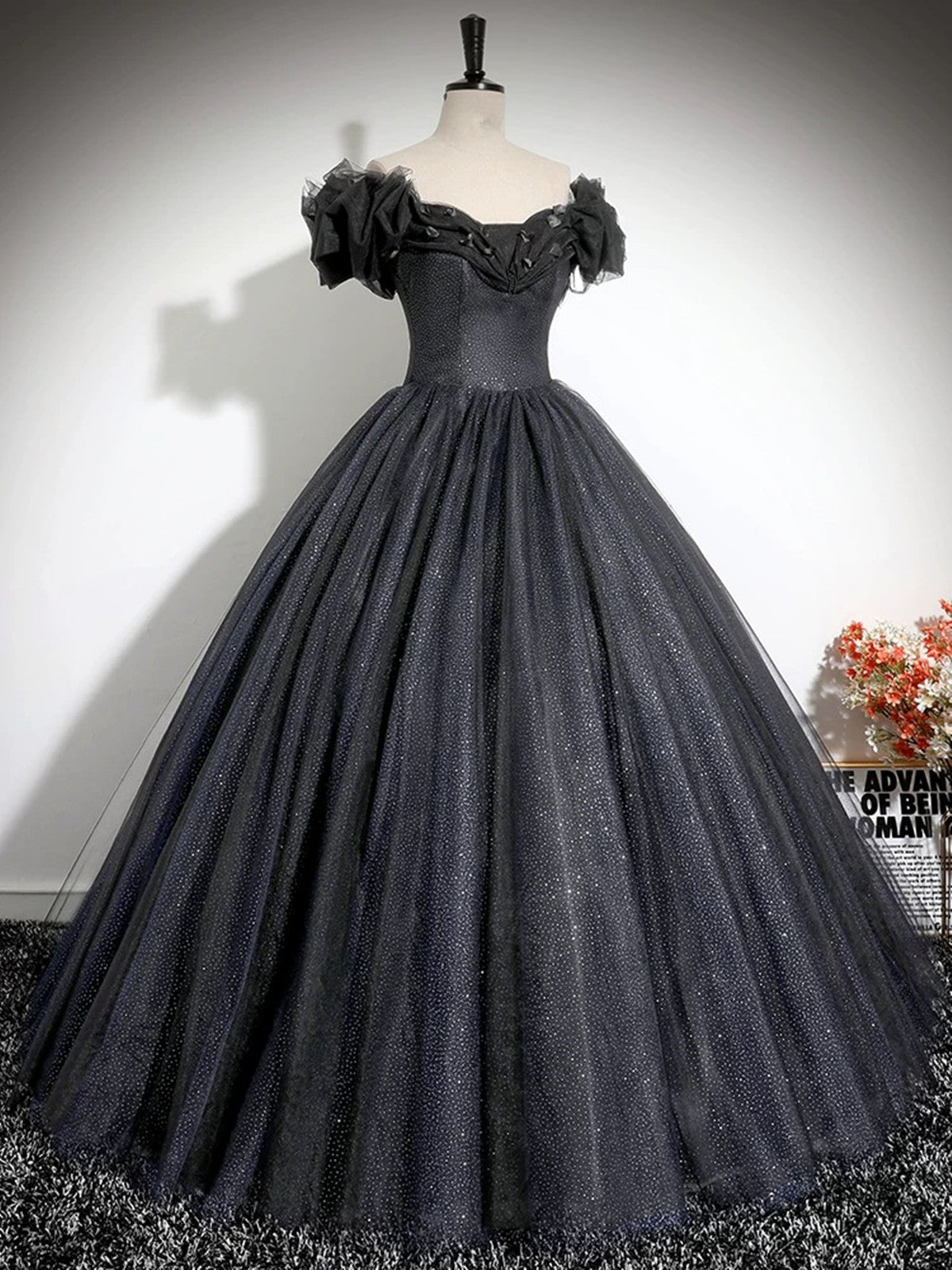 Vestido de fiesta negro brillante de tul con hombros descubiertos y largo hasta el suelo 